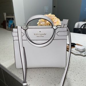 White Kate Spade bag! In brand new condition. Also comes with a shoulder strap